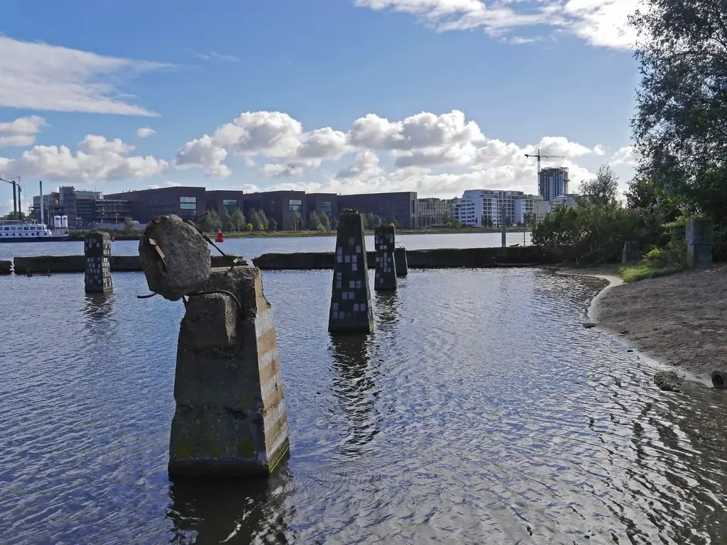 Waterkant het IJ in Amsterdam met mooie wolkenlucht